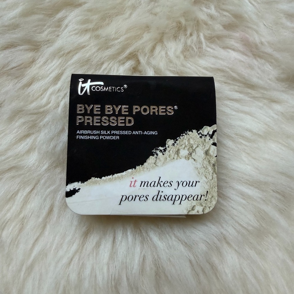 🤑FREE in any BUNDLE
NWT IT Cosmetics Bye Bye Pores Pressed Finishing Powder